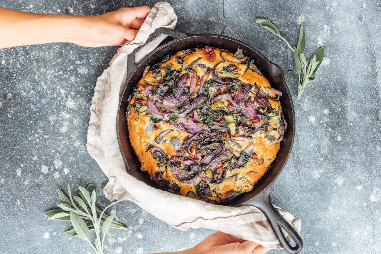 This Skillet Cornbread Stuffing With Kale and Caramelized Onions Is So Good, You Won’t Notice It’s Vegetarian
